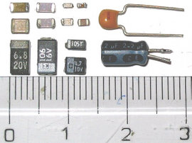 Capacitors: SMD ceramic at top left; SMD tantalum at bottom left; through-hole tantalum at top right; through-hole electrolytic at bottom right. Major scale divisions are cm.